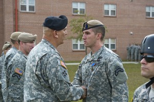 U.S. Army Chief of Staff, General Ray Odierno, übergibt das DSC an Sgt. Craig Warfle, Angehöriger des 1. Bataillons (Charlie-Kompanie) des 75. Ranger-Regiments am 26. Oktober.  Bild: U.S. Army/ Staff Sgt. Teddy Wade