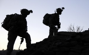 Soldaten der Task Force White Currahe des 4th Brigade Combat Teams der 101st Airborne Division während einer Pause beim Bergaufstieg am Morgen des 27. Oktobers 2010. Bild: U.S. Army Spc. Luther L. Boothe Jr., Task Force Currahee Public Affairs Office