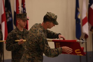 Captain Derek Ray entfaltet am 15. November die Fahne der Einheit während der Aktivierungszeremonie in Camp Lejeune. Bild: U.S. Marine Corps/Cpl. Kyle McNally