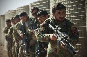Soldaten der Afghan National Army Special Forces bei einer Vorführung von Techniken der Geländesicherung während einer Einsatzschießausbildung in der Provinz Herat, Afghanistan, am 7. Februar 2013. Bild: U.S. Marine Corps/Sgt. Pete Thibodeau
