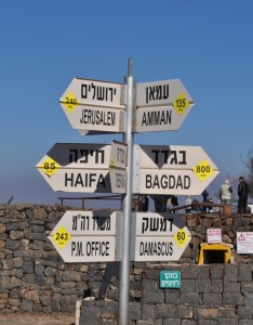 Die Schilder mit Entfernungsangaben auf dem Mount Bental auf den von Israel besetzten Golan-Höhen zeigen die Nähe Israels zu den Ereignissen – und damit das Eskalationspotenzial des Konflikts. Die syrische Hauptstadt Damaskus ist nur 60 Kilometer entfernt. Bild: Elmar Janssen
