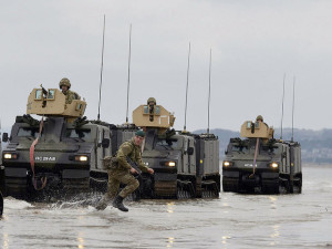 42 Royal Commando Royal Marines beginnen mit einem Angriff während der Übung Joint Warrior in Schottland. PO(Phot) Paul A'Barrow Bildlizenz