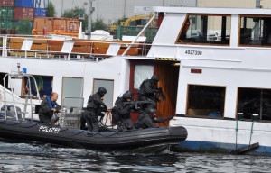 Die Zugriffseinheit stürmt an Bord. Kräfte des SEK bei einer Vorführung in Dortmund 2013. Ein Polizist sichert mit einem FN SCAR. Bild: E. Janssen