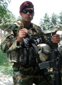 Ein Kommandosoldat der 3. Kompanie des 6. Kandak zeigt eine Erinnerungsmünze, die er von Admiral Stavridis (SACEUR) während einer Vorführung am 8. September 2010 in Kabul erhalten hat. Bild: U.S. Air Force photo/Tech. Sgt. Gloria Wilson. Bildlizenz