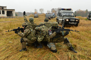 Soldaten der polnischen Militärpolizei trainieren Techniken des Personenschutzes auf dem Übungsgelände Drawsko in Polen. Bild: SFJZ13 Bildlizenz