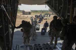 US-Soldaten verlassen eine C-130 der US-Luftwaffe am 18. Dezember 2013 in Juba, Südsudan. Bild: US-Department of Defense/by Tech. Sgt. Micah Theurich, U.S. Air Force/Released. Bildlizenz
