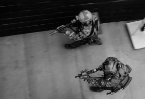 2 Soldaten der US Special Forces der  Combined Joint Special Operations Task Force-Afghanistan beim Sichern eines Raumes während einer Übung für das Close Quarter Battle in der Provinz Kabul am 23. Januar 2014. (U.S. Army photo by Spc. Connor Mendez/Released). Bildlizenz. 
