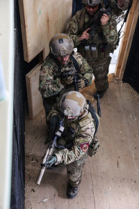 US Special Forces-Soldaten bereiten sich darauf vor, einen Raum zu stürmen und zu sichern. Die Close Quarter-Übung fand am 23. Januar 2014 in einem sogenannten „shoot house“ in der Provinz Kabul statt. (U.S. Army photo by Spc. Connor Mendez/Released) Bildlizenz.