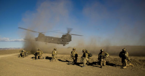 US Army Ranger des 2nd Battalion, 75th Ranger Regiment bereiten sich auf dem Gelände von Camp Roberts in Kalifornien am 1. Februar 2014 auf ihre Rückführung mit einem CH-47 “Chinook“ vor.  Bild: DoD photo by Spc. Steven Hitchcock/Released Bildlizenz 
