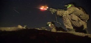 Army Ranger des 2. Bataillons beim Feuern auf einen feindlichen Bunker im Rahmen des Task Force-Trainings in Kalifornien, Camp Roberts, 1. Februar 2014.  Bild: U.S. Army photo by Spc. Steven Hitchcock. Bildlizenz 