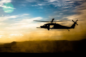 Ein MH-60 “Black Hawk” des 160th Special Operations Aviation Regiment als Luftunterstützung für die Army Ranger beim Task Force-Training in Kalifornien, Camp Roberts, 29. Januar 2014.  Bild: DoD photo by Pfc. Nathaniel Newkirk, U.S. Army/Released. Bildlizenz 