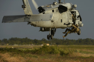Ein HH-60H Seahawk der Helicopter Sea Combat Squadron (HSC) 84 der US Navy bei der Rückführung (extraction/EXTRACT) eines Combat Controllers der US Luftwaffe am 2. Mai 2014 im Rahmen der Übung Emerald Warrior in Hurlburt Field, Florida. Bild: U.S. Air Force photo by Staff Sgt. Tim Chacon