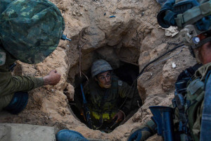 Ein israelischer Fallschirmjäger in einem Hamas-Tunnel am 20. Juli 2014. Bild: IDF. Bildlizenz.