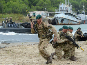 Royal Marines Commandos bei der Vorführung eines amphibischen Überraschungsangriffs auf eine Insel Albaniens im Rahmen der Übung „Albanian Lion 14“ im September 2014. Bild: POA(Phot) Sean Clee. Bildlizenz.