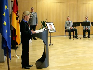 Die Ministerin bei der Verleihung des Ehrenkreuzes der Bundeswehr für Tapferkeit.  Quelle: Bundeswehr/Grauwinkel/Uwe Grauwinkel