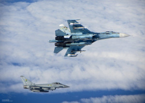 Ein russisches Flugzeug des Typs SU-27 “Flanker” wird am 17. Juni 2014 im internationalen Luftraum in der Nähe der baltischen Staaten von einem RAF-“Typhoon” begleitet. Bild: Crown Copyright 2014/Photographer: RAF. Bildlizenz