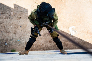 Die Anti-Terror-Einheit der IDF bei einer Übung im vergangenen Jahr. Übungsziel war es, Terroristen in einem mehrstöckigen Haus zu bekämpfen. Bild: Matan Portnoy, Tal Lisos & Amit Shechter, IDF Spokesperson Unit. Bildlizenz