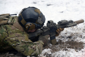 Ein US-Soldat des 1. Bataillons der 10. Special Forces Group (Airborne) zielt mit seinem M4A1 auf der Schießanlage in Böblingen am 23. Januar 2015. U.S. Army photo/Visual Information Specialist Adam Sanders/Released. Bildlizenz 