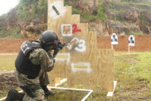 Ein Wettkampfteilnehmer bei Fuerzas Comando 2015 feuert auf einer 25-Meter-Schießanlage am 16. Juli 2015 in Poptun, Guatemala. Bild: U.S. Army/ Staff Sgt. Michael Carden/Released.