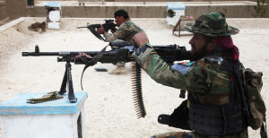 “Commandos” des 2. Kandaks für Spezialoperationen sichern vom Dacha aus im Rahmen eines Einsatzes am 2. Oktober 2012 im Sajed Abad-Distrikt in der Provinz Wardak. Ziel der Operation war die Einschränkung der Bewegungsfreiheit der Aufständischen und die Nicht-Zulassung von sicheren Rückzugsgebieten. Bild: DoD/Pfc. Brian Chaney, U.S. Army/Released Bildlizenz