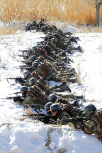 “Commando”-Rekruten der Nationalarmee Afhganistans sichern während andere Rekruten die Abschlussübung im “Camp Commando” in der Nähe Kabuls am 9. Februar 2014 absolvieren. Bild: DoD/by Sgt. Jared Gehmann/Released Bildlizenz