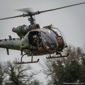 Ein Scharfschütze während einer Übung an Bord eines Hubschrauberes des Typs «Gazelle » Bild : Armée de Terre/Facebook