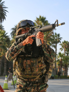 Ein Marineinfanterist Mexikos sichert seine Kameraden bei einer Patrouille an der Küste von San Onofre am 5.9.2015 im Rahmen der Übung „Dawn Blitz 2015“. Bild: US-Streitkräfte/LCpl Devan Gowans