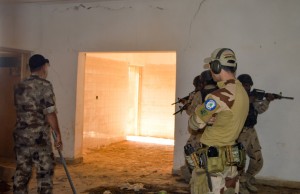 Französischer Soldat bei der Ausbildung irakischer Sicherheitskräfte im Irak. Bild: Ministère de la défense