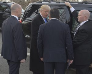 Der neue Präsident umgeben von Mitarbeitern des Secret Service bei der Amtseinführung im Januar Bildnachweis: Secret Service/Twitter 